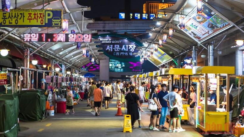 Chợ đêm tại Seoul, Hàn Quốc, một điểm đến thu hút khách du lịch.