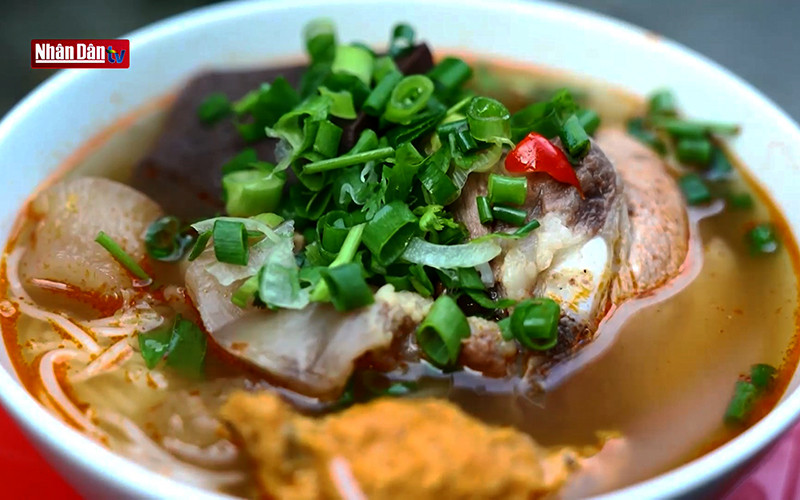 Cocktail bún bò Huế