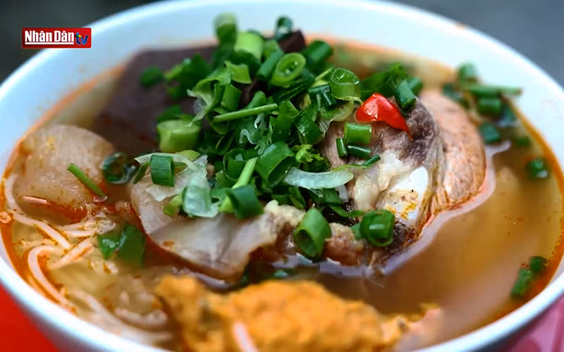 Cocktail bún bò Huế