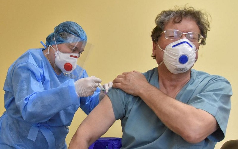 Tiêm vaccine AstraZeneca ngừa Covid-19 cho nhân viên y tế tại một bệnh viện ở Lviv, Ukraine, ngày 1/3/2021. (Ảnh: Reuters)