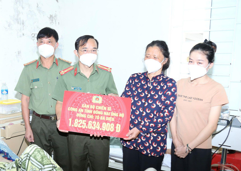 Thượng tá Nguyễn Xuân Thao trao số tiền hơn 1,8 tỷ đồng cho gia đình Trung úy Tô Bá Diệu.