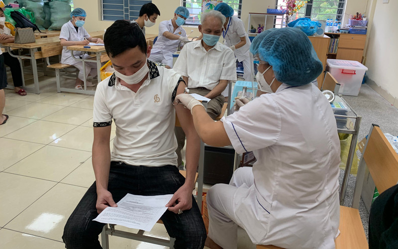 Cán bộ y tế tiêm vaccine phòng Covid-19 cho người dân quận Ba Đình.