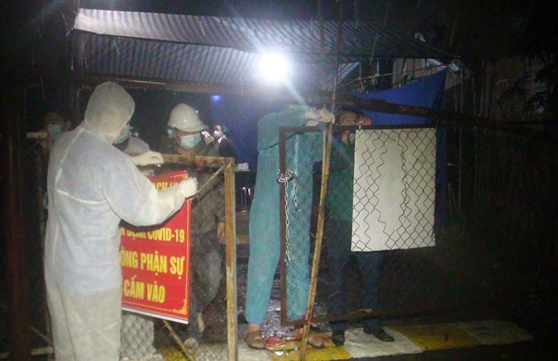 Thiết lập rào chắn “nội bất xuất, ngoại bất nhập” tại nơi cách ly y tế.