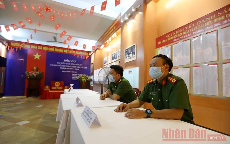 Trắng đêm bảo vệ an toàn các điểm bầu cử