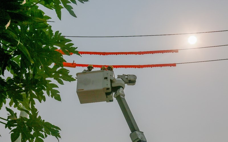 Điện lực Liên Chiểu sửa chữa nóng đường dây không cắt điện.