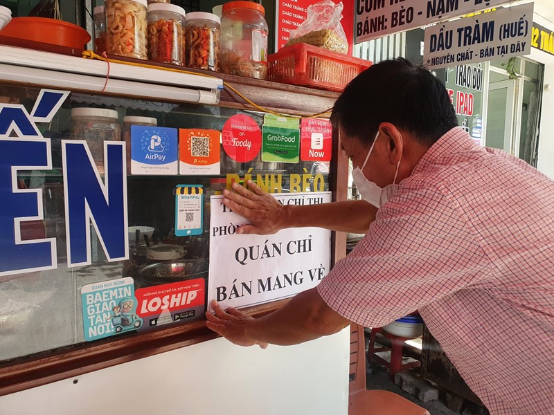 Nhiều quán hàng đồng loạt ngừng kinh doanh trực tiếp, treo biển chỉ bán mang về.
