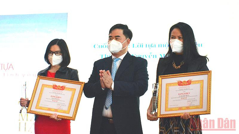 Ông Phạm Minh Tuấn, Giám đốc - Tổng Biên tập Nhà xuất bản Chính trị quốc gia Sự thật trao thưởng cho các thí sinh đạt giải.