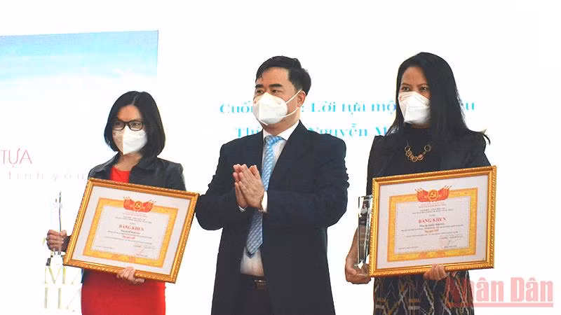 Ông Phạm Minh Tuấn, Giám đốc - Tổng Biên tập Nhà xuất bản Chính trị quốc gia Sự thật trao thưởng cho các thí sinh đạt giải.