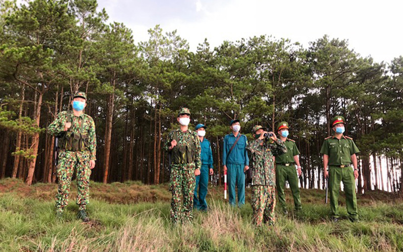 Công an huyện Tuy Đức phối hợp với các lực lượng vũ trang tuần tra, kiểm soát bảo đảm ANTT và phòng, chống dịch bệnh Covid-19 trên địa bàn biên giới.