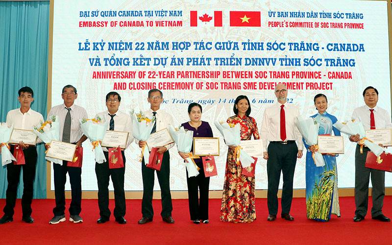 Đại sứ Canada tại Việt Nam Shawn Steil trao bằng khen cho các cán bộ dự án tại Sóc Trăng.