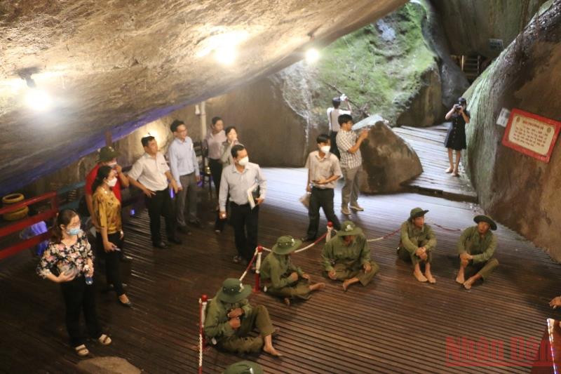 Đoàn chức năng kiểm tra bên trong di tích Đồi Tức Dụp.