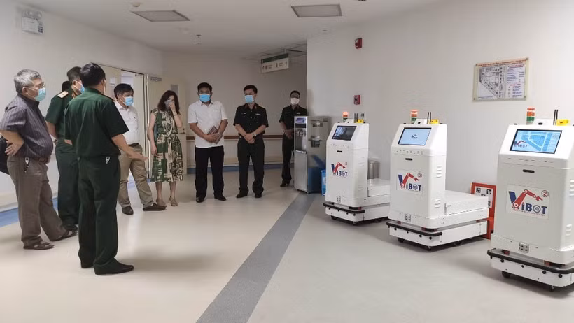 Đoàn kiểm tra của Bộ KH-CN kiểm tra, đánh giá các tính năng của hệ thống robot VIBOT-2 tại Bệnh viện Trung ương quân đội 108, tháng 4/2021.