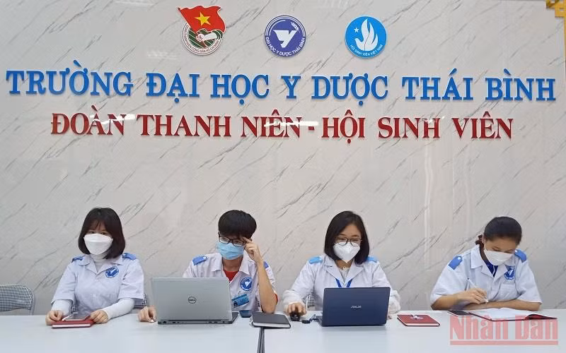 Các sinh viên năm cuối trường Đại học Y Dược Thái Bình trực tư vấn tại Tổng đài chăm sóc F0 tại nhà.