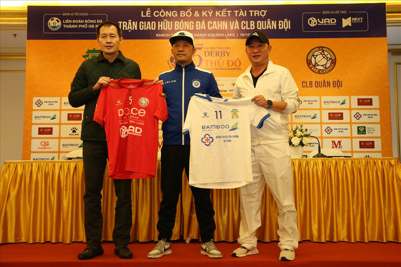 Cựu cầu thủ Đỗ Mạnh Dũng (trái), Vũ Minh Hiếu (phải) đại diện cho CLB Quân đội và Công an Hà Nội. (Ảnh: C.Đ)