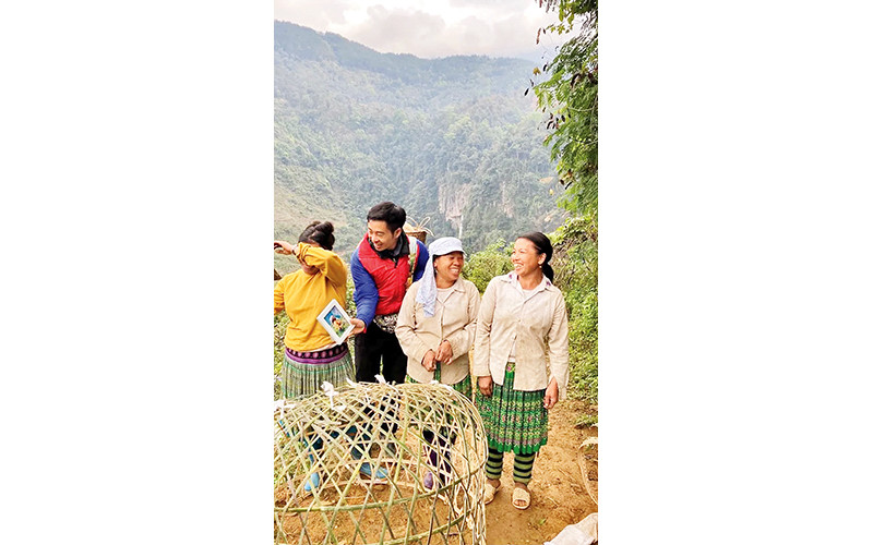 Lưu Minh Khương tặng ảnh cho người dân ở Yên Bái.