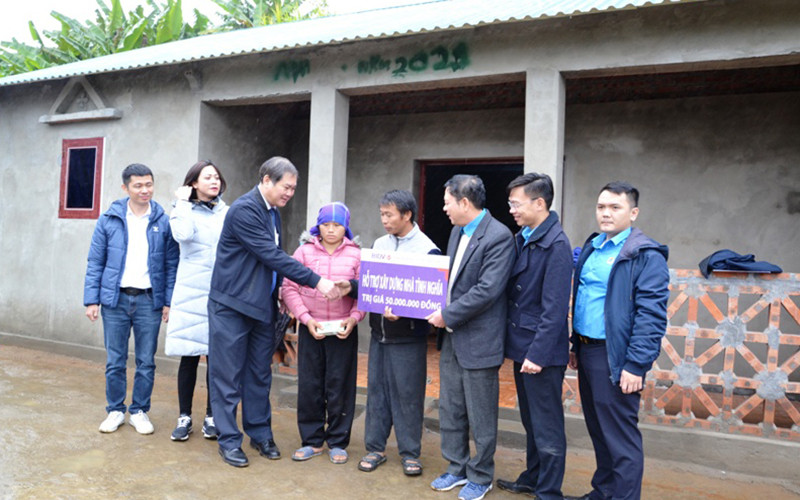 Bàn giao nhà xây kiên cố cho hộ nghèo ở xã Dền Thàng (Bát Xát- Lào Cai).