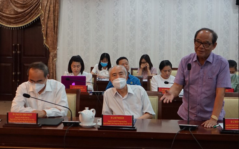 Đại biểu phát biểu ý kiến tại hội thảo.