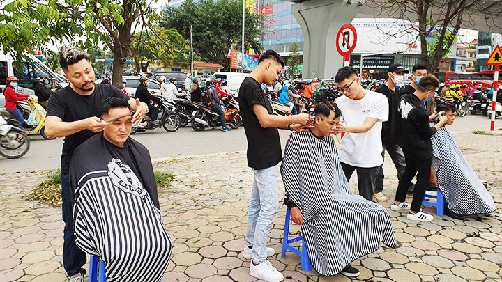 Nhiều người lao động nghèo được cắt tóc miễn phí.