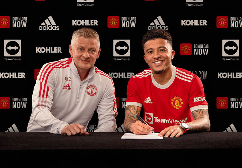 Jadon Sancho trong lễ ký hợp đồng với MU. (Ảnh: ManchesterEveningNews)