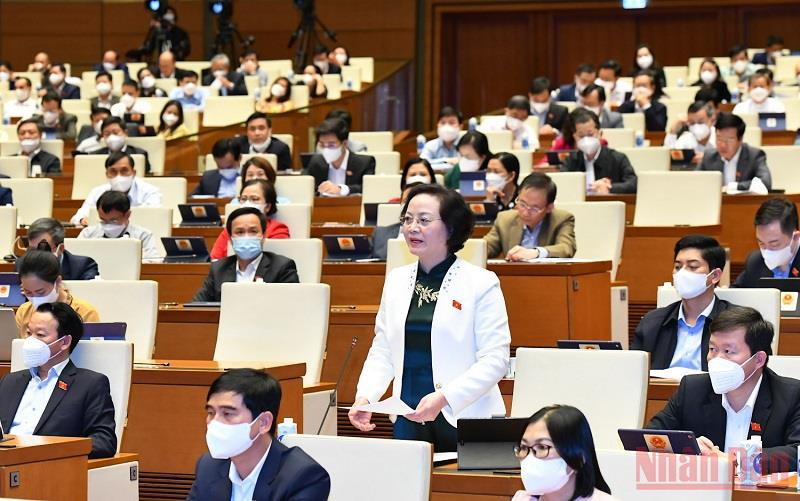 Bộ trưởng Nội vụ Phạm Thị Thanh Trà giải trình trước Quốc hội chiều 11/11. (Ảnh: LINH NGUYÊN)