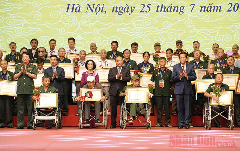 Lãnh đạo Đảng, Nhà nước cùng các đại biểu tại Gặp mặt tuyên dương thương binh nặng tiêu biểu toàn quốc năm 2019 (Ảnh minh họa: Đăng Khoa).