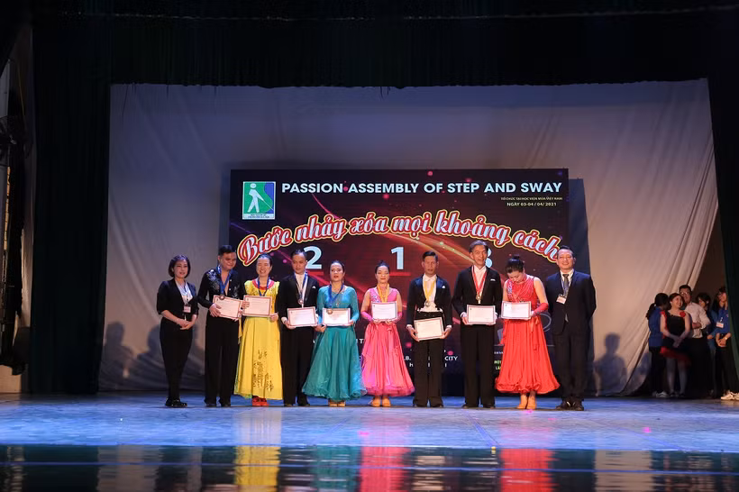 BTC trao giải cho những cặp đôi xuất sắc trong cuộc thi.