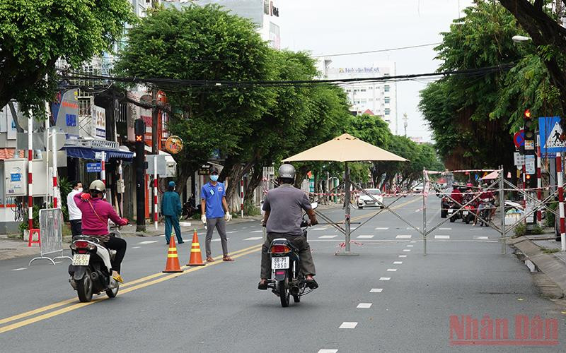 Một chốt kiểm soát giấy đi đường của người tham gia giao thông trên đường Nguyễn Trung Trực, TP Rạch Giá, ngày 12/9. (Ảnh: VIỆT TIẾN).