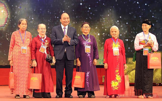 Thủ tướng Nguyễn Xuân Phúc trao quà tặng các Mẹ Việt Nam Anh hùng tại buổi gặp mặt (Ảnh: Đăng Khoa).
