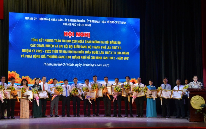 Lãnh đạo thành phố trao Bằng khen cho các đơn vị.