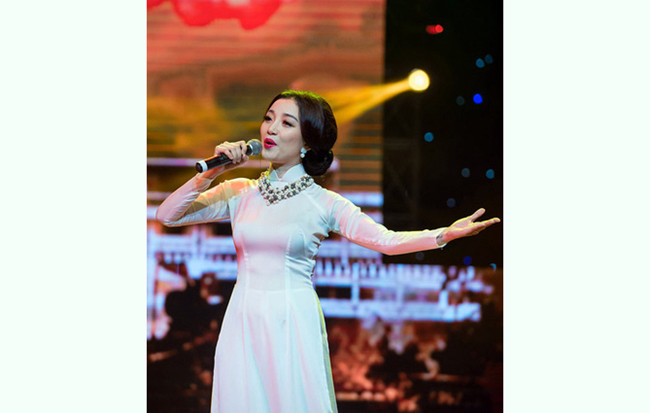 Ca sĩ Phạm Thu Hà tham gia chương trình Tổ quốc tôi chưa đẹp thế bao giờ. 