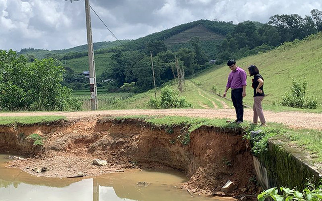 Khu vực cống ra của hồ Hoàng Khai bị sạt lở nghiêm trọng. 