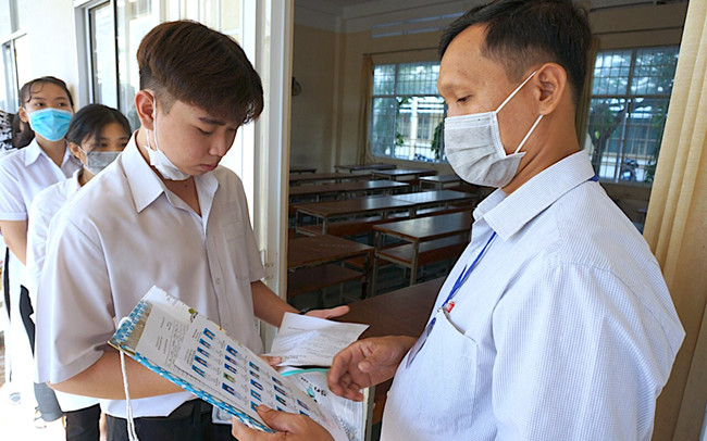 Thí sinh ở Cà Mau làm thủ tục trước khi vào phòng thi.