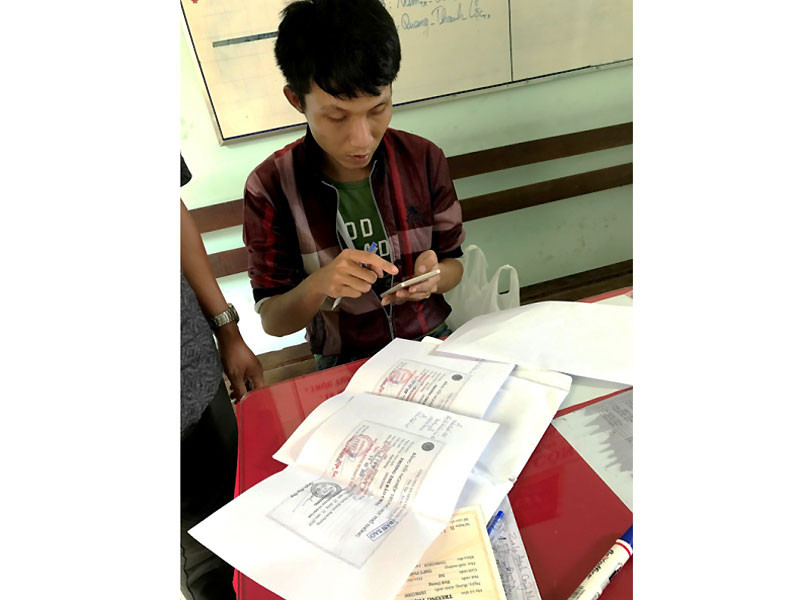 Đối tượng Châu Quốc Việt và số tang vật bị thu giữ.