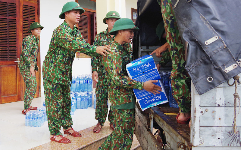 Vận chuyển hàng hóa, giao cho Sư đoàn Phòng không 372 để tiếp tế cho người dân bị cô lập tại huyện Phước Sơn