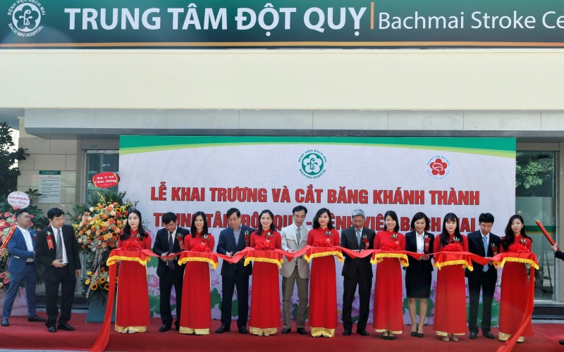 Các đại biểu cắt băng khai trương, chính thức đưa Trung tâm Đột quỵ vào hoạt động.