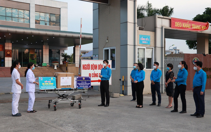 Đoàn công tác trao hỗ trợ đội ngũ y, bác sĩ tại Bệnh viện Nhiệt đới T.Ư.