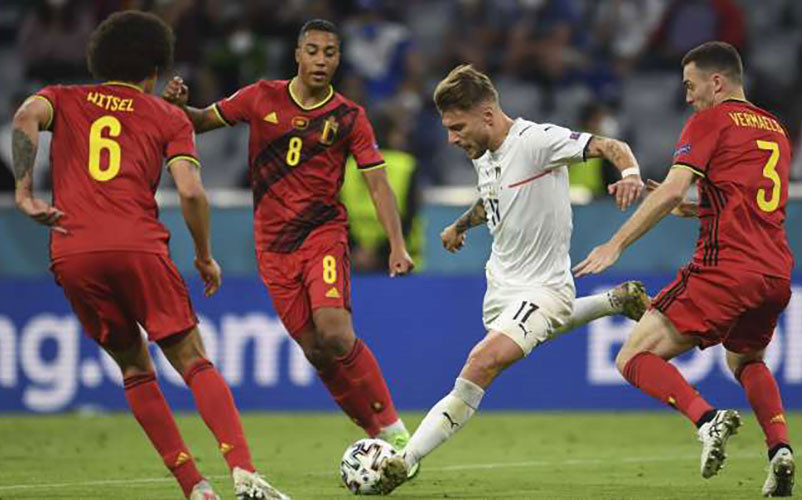 Tiền đạo C.Immobile (áo trắng) của Italia giữa vòng vây của "Quỷ đỏ" trong trận tứ kết. 