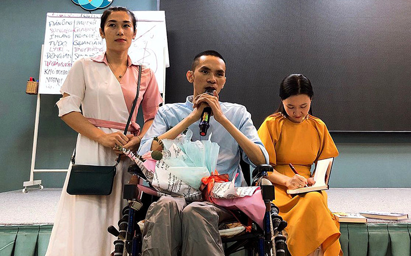 Anh Nguyễn Chánh Tín giao lưu với độc giả tại buổi giới thiệu cuốn sách “Tôi chọn sống”.