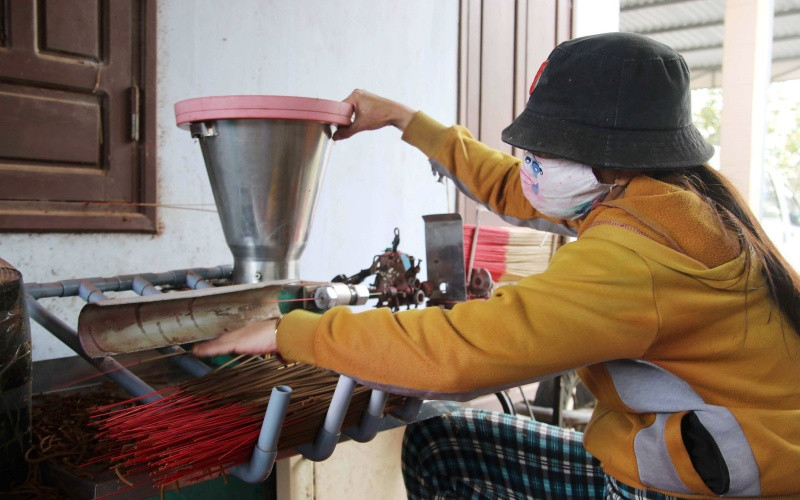 Công việc kết dính hương đã giải quyết được việc làm cho một số phụ nữ ở đây.