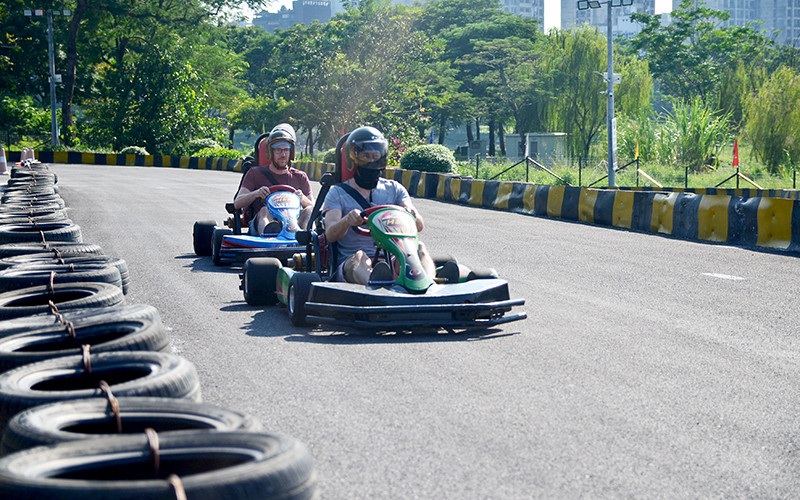 Các vị khách nước ngoài trên đường đua Hanoi Super Karting.