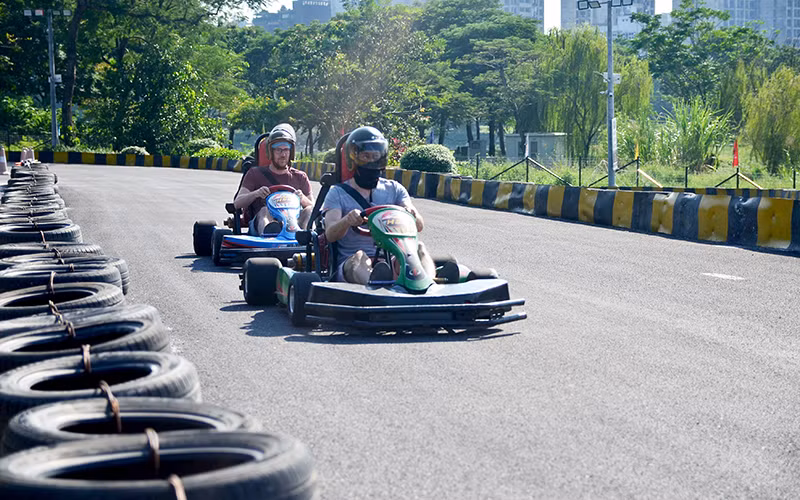 Các vị khách nước ngoài trên đường đua Hanoi Super Karting.