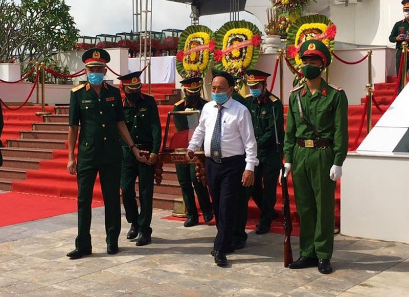 Tiễn đưa hài cốt các liệt sĩ về nơi an nghỉ cuối cùng tại Nghĩa trang Ba Dốc.