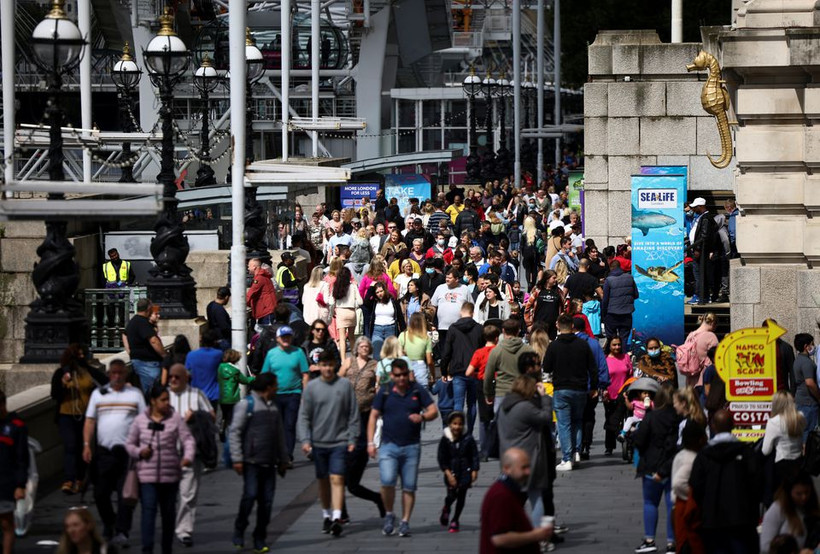 Người dân Anh ở London vẫn đi lại đông đúc ngay giữa đại dịch Covid-19. Ảnh chụp ngày 7/8/2021. (Ảnh: Reuters)