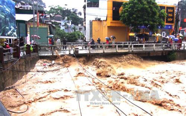 Nên tránh xa các cây cầu bên trên dòng nước chảy mạnh. Nước chảy mạnh có thể cuốn trôi các cây cầu mà không có dấu hiệu cảnh báo nào. (Ảnh: TTXVN)