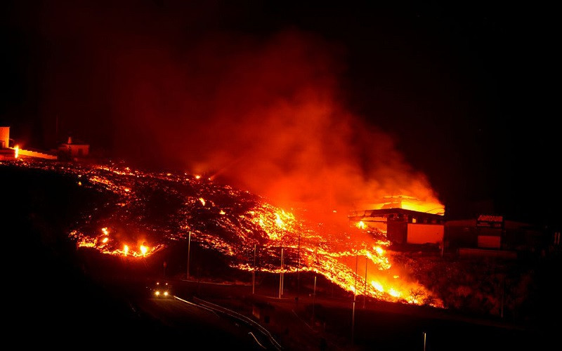 Dòng sông dung nham nhấn chìm thêm nhiều ngôi nhà trên đảo La Palma, Tây Ban Nha ngày 9/10/2021. (Ảnh: Reuters)