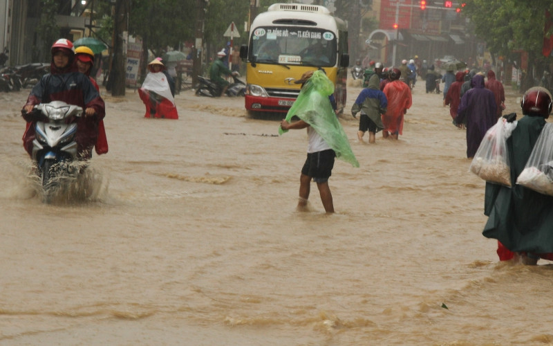 Nước sông Kiên Giang vượt báo động 3, bắt đầu tràn bờ tại huyện Lệ Thủy.