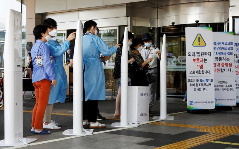 Khách vào một bệnh viện tại Seoul phải điền mẫu khai báo y tế. (Ảnh: Reuters)