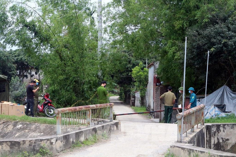 Hà Nam lập chốt kiểm soát dịch bệnh tại nơi ở của các bệnh nhân Covid-19 vừa được xác nhận. (Ảnh: TTXVN)