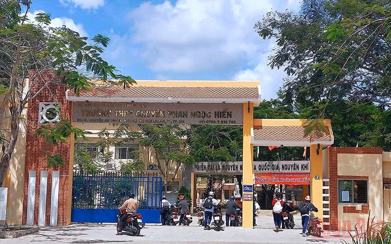 Trường THPT chuyên Phan Ngọc Hiển xảy ra lùm xùm vụ học sinh nhặt thức ăn trong thùng rác.