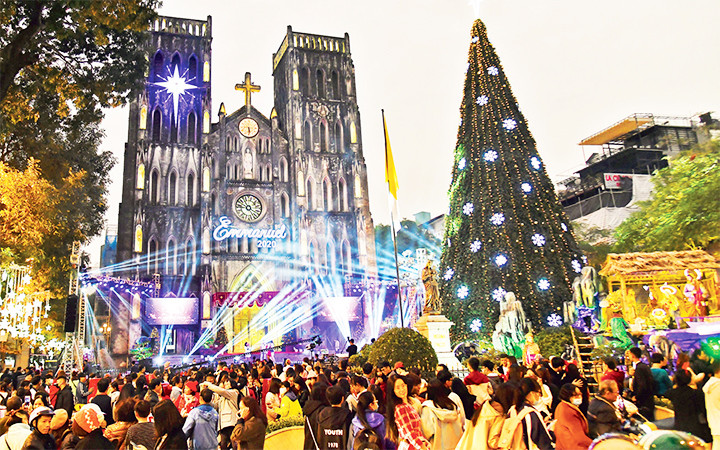 Nhà thờ Lớn Hà Nội trong đêm Giáng sinh năm 2020. Ảnh: ĐĂNG ANH